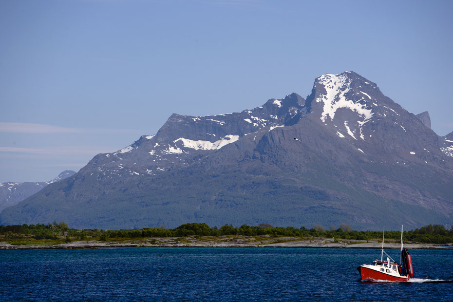 10__F7D0337.jpg - En fiskare på väg in mot hamen i Skutvik