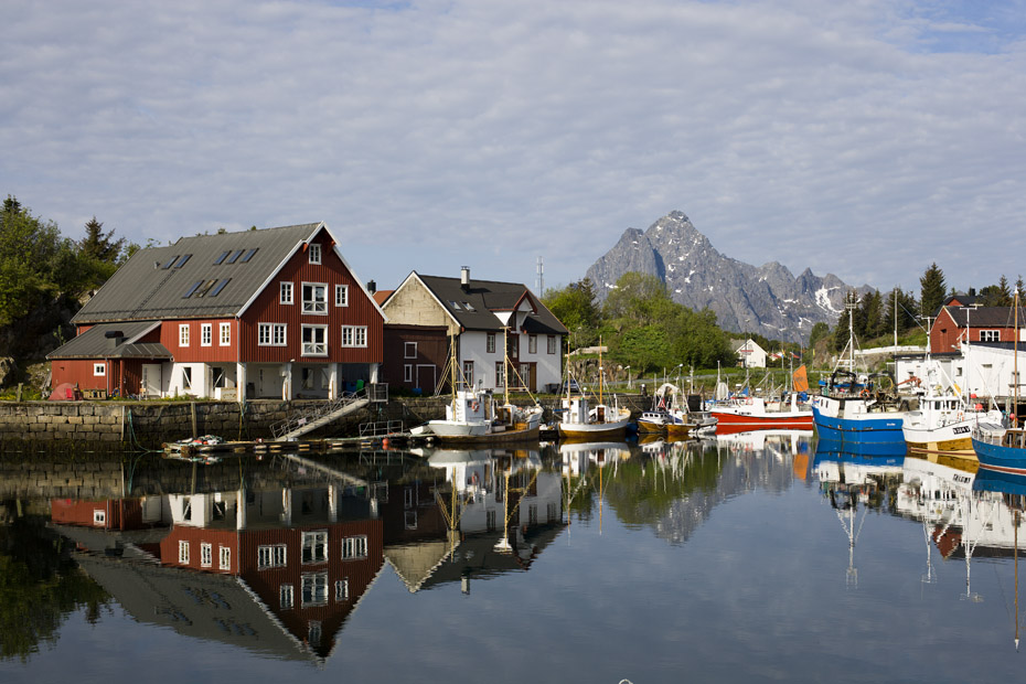 12__F7D0457.jpg - Första natten på Loften med denna utsikt över en liten fiskehamn i Kabelvåg, campingen var usel men....