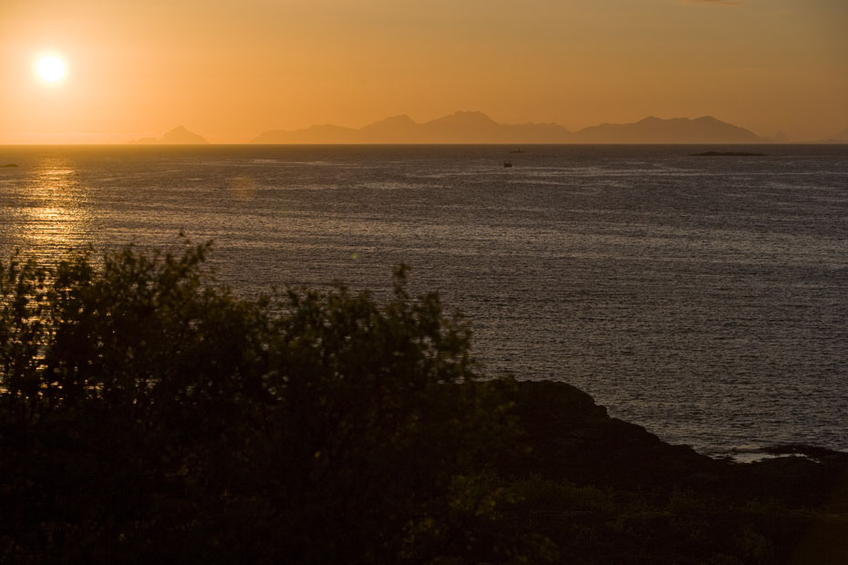 34__F7D0682.jpg - Midnatts solen går inte lägre över horisonten än så här.