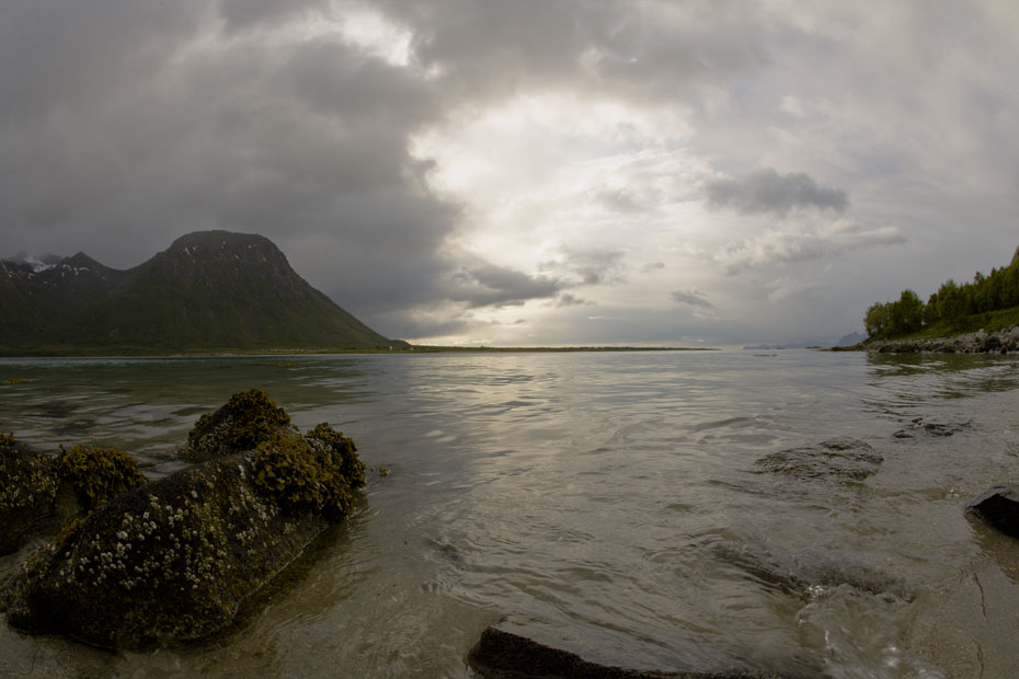 38__F7D0744.jpg - En strand flakstad, berget i bakgrunden är 691 meter högt