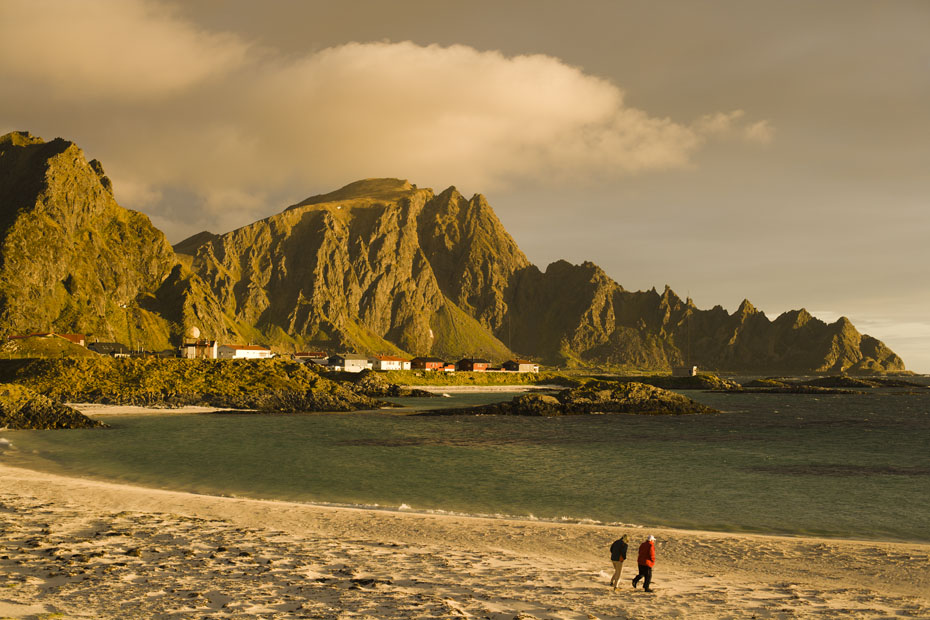 82_F7D9401.jpg - Två människor på en vindpinad strand i Andenes.