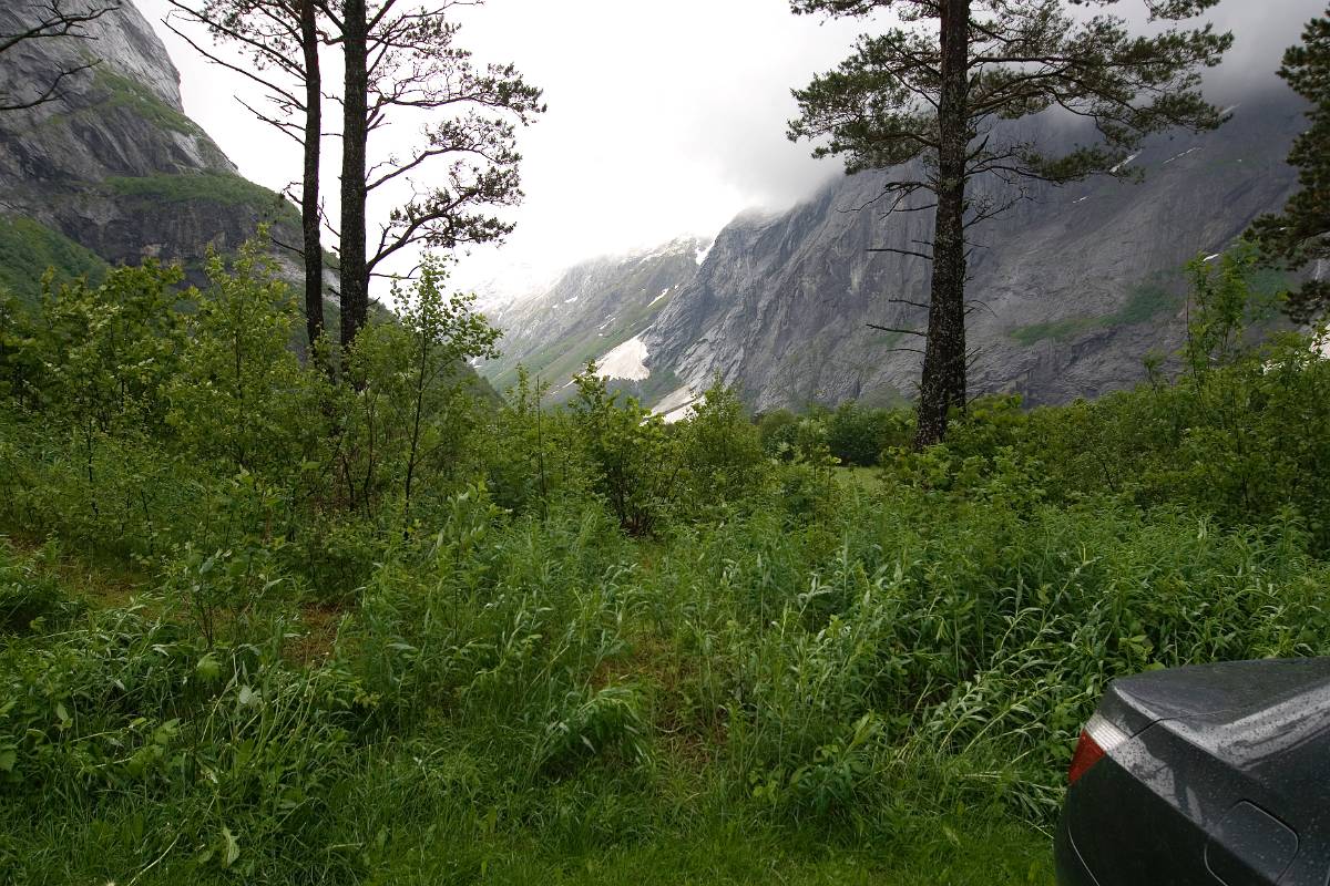 O9P0377.jpg - Trollväggen skymtar till höger i upp molnen.