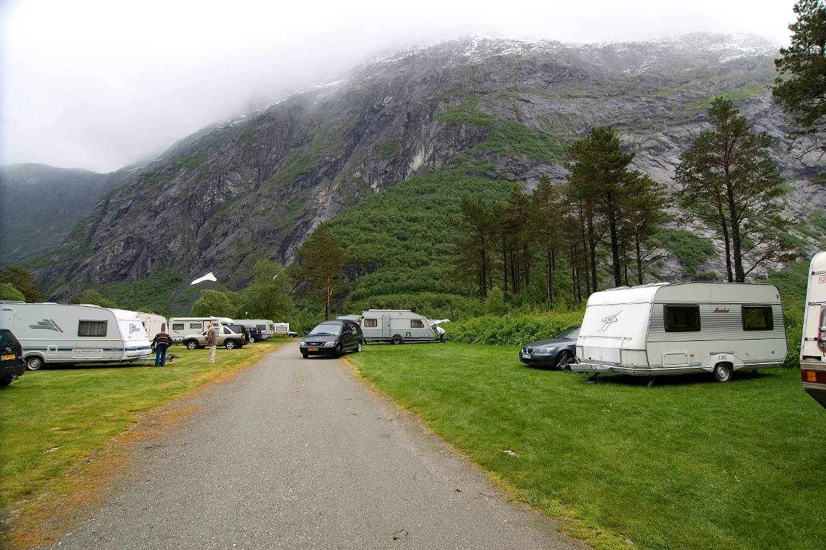 O9P0378.jpg - Camping alldeles nedanför Trollväggen, det var i stort sett bara utlänningar på campingen.
