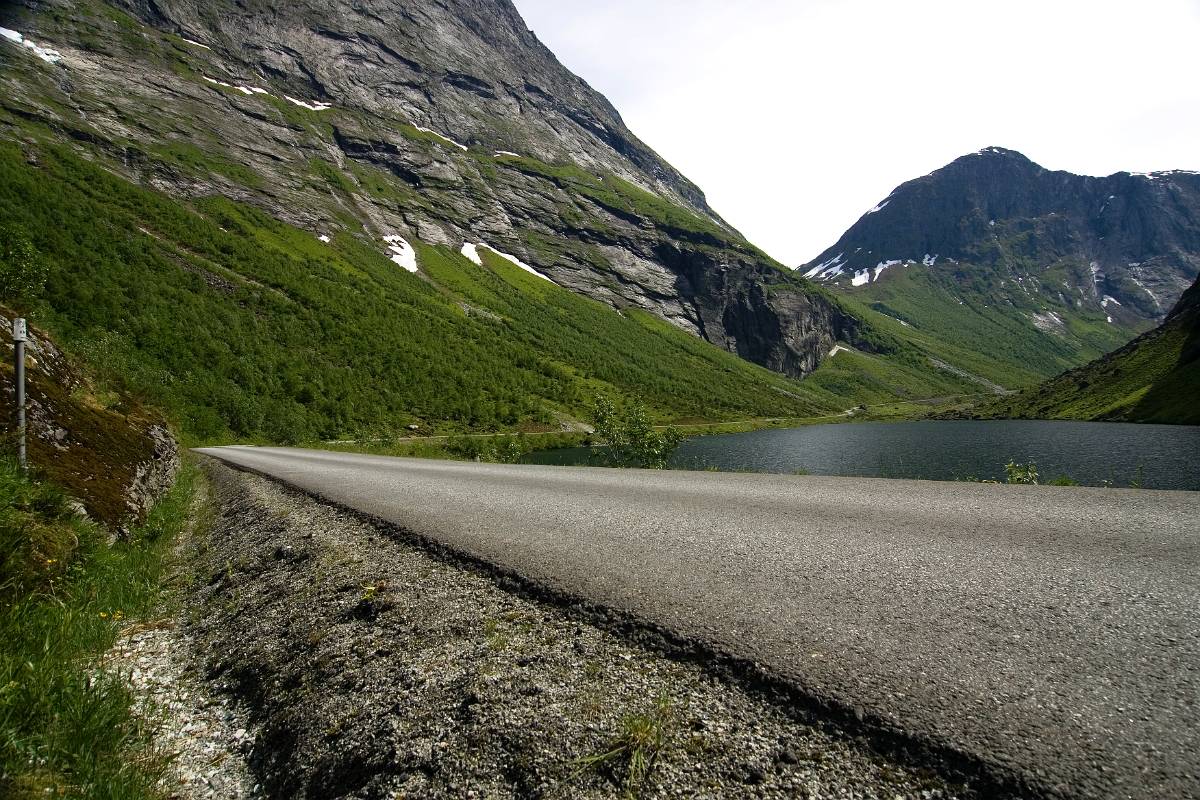 O9P3557.jpg - Vägen leder in mellan massiva fjäll.