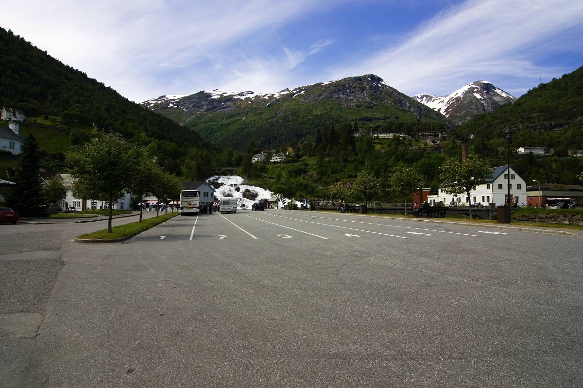 O9P3589.jpg - Här är vi framme i Hellesylt och väntar på färjan till Geiranger.