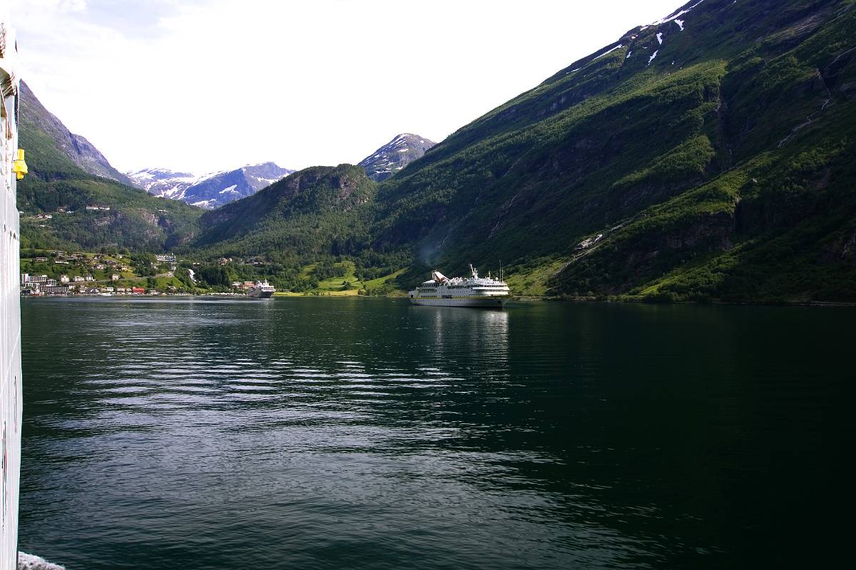O9P3675.jpg - Kryssningsfartyg på redden utanför Gerianger