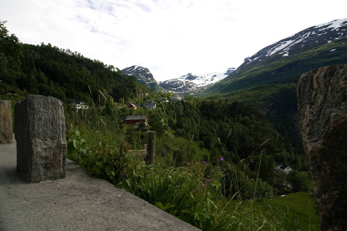 O9P3701.jpg - Första fotostoppet på väg upp från Geiranger, vi skall passera mellan bergstopparna i bakgrunden.